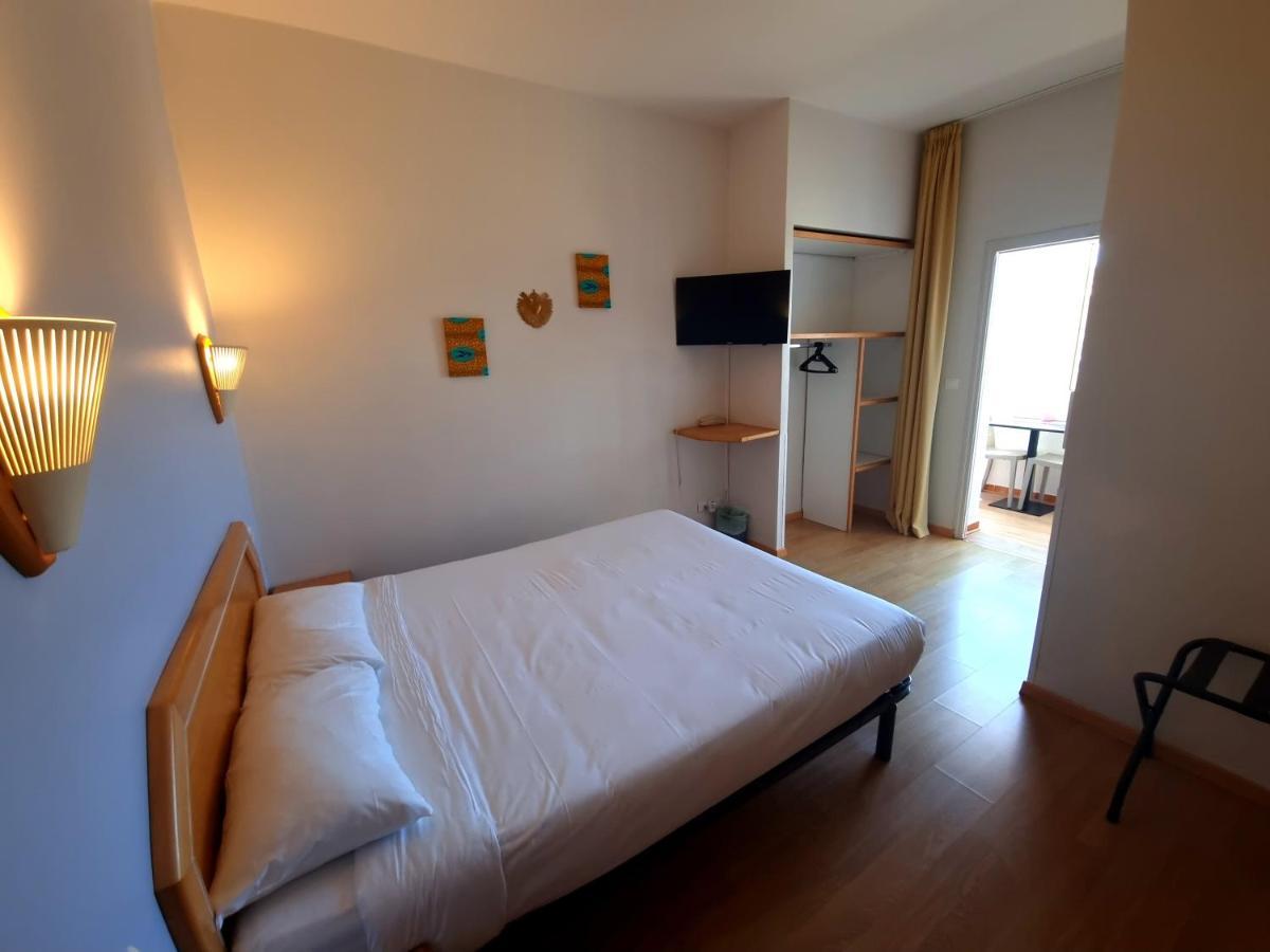 Hotel Sole Mare Калви Екстериор снимка