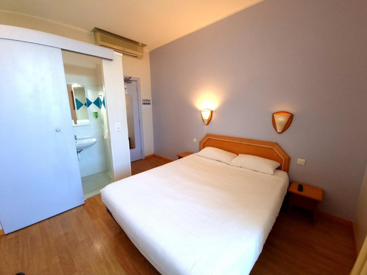 Hotel Sole Mare Калви Екстериор снимка